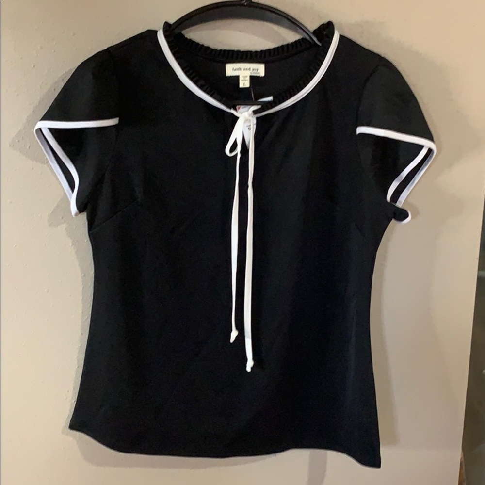 Women’s black & white short sleeve shirt. Size L.